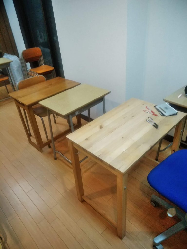明るい教室に並ぶ木製の机と椅子。ソーシャルディスタンスを意識して距離を普段よりも開けて配置している。